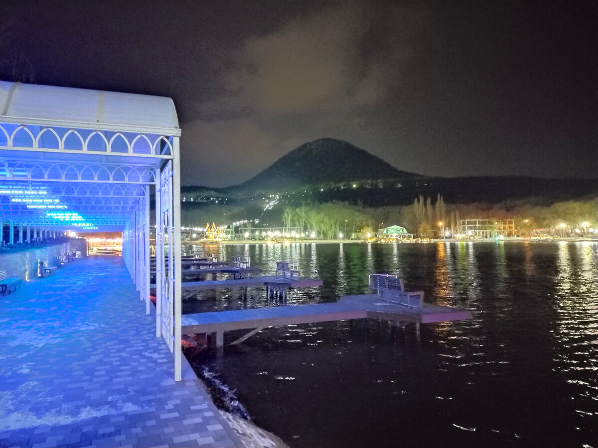 На заднем плане - гора Железная и уходящая вверх по ней - Каскадная лестница длиною кажется в километр. Но мы подъехали прямо к озеру, чтобы никуда ни спускаться, ни подниматься, а просто его обойти. Фото Солей.