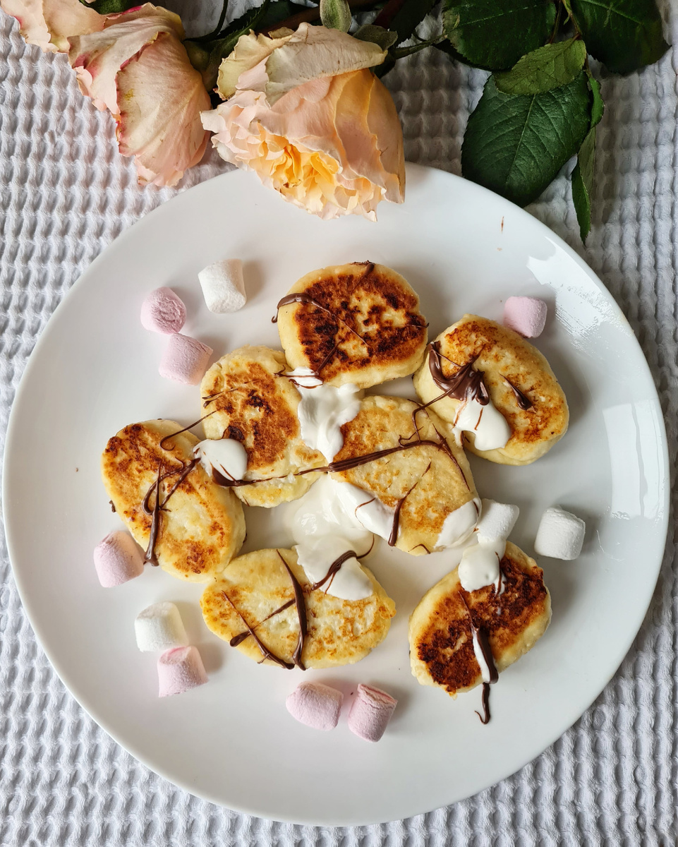 Классические сырники - замечательный  для детей и прекрасных дам в преддверии праздника весны 🌷. Люблю добавлять в тесто немного сметаны и использую всегда только жирный не зерненый творог. Думаю, сырники умеют готовить многие, на всякий случай напишу свой рецепт внизу, вдруг кому-то будет полезен. 
Ингредиенты :
Творог 9% - 350 г
Сметана - 1 ст. л. 
Яйцо - 1 шт. 
Мука - 2-3 ст.л.
Сахар - 2 ст. л. 
Соль - щепотка
Ванилин - ½ ч. л. 
Смешайте все ингредиенты. Посыпьте стол мукой, скрутите тесто в рулет. Нарежьте его на равные круглые шайбочки. Обжарьте на среднем огне на растительном масле с двух сторон. Приятного аппетита! 