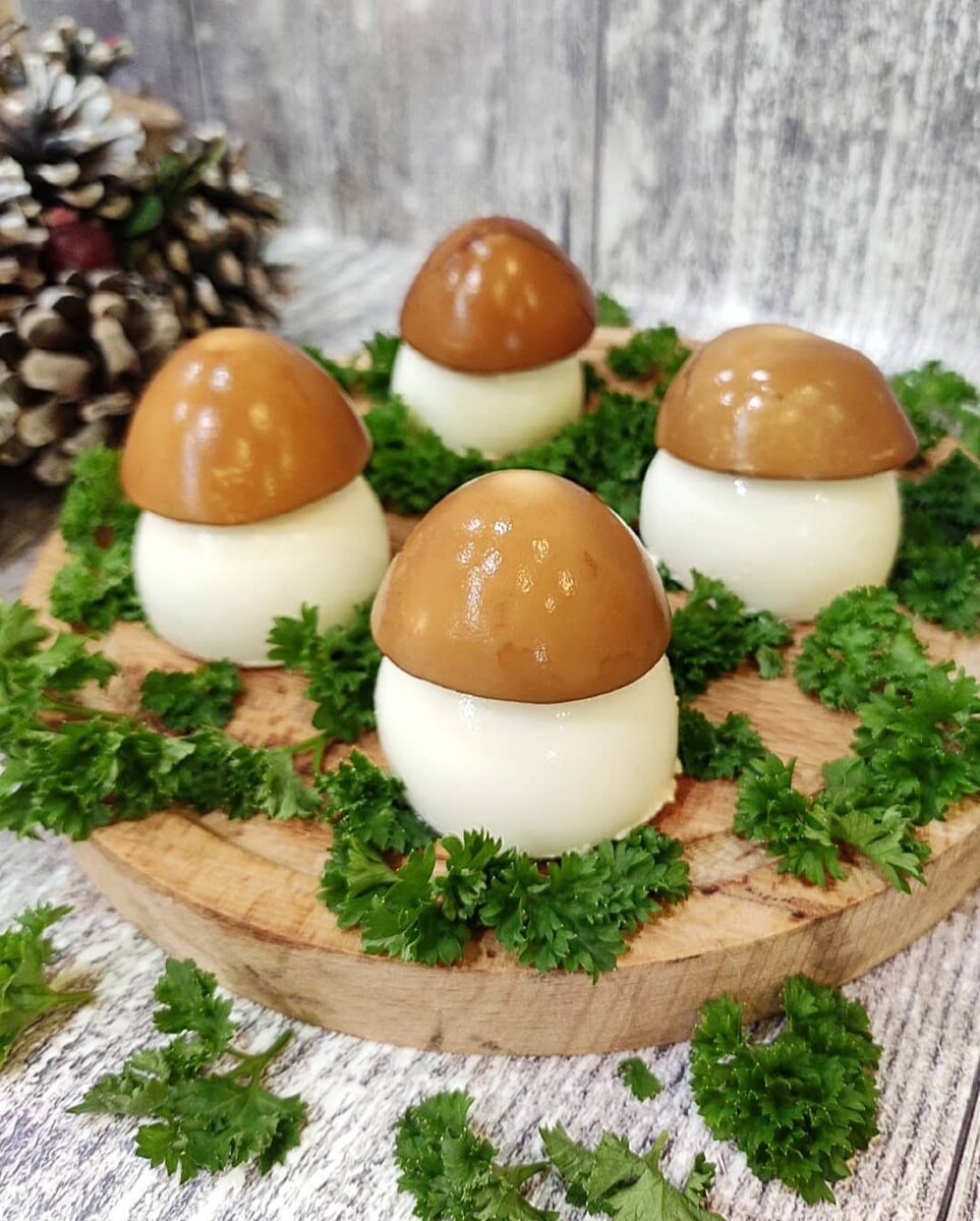 "ГРИБНАЯ ПОЛЯНКА" 

👩‍🍳 Рецепт:
Нам понадобятся: яйца🥚, тунец🥫, майонез🥛, специи по вкусу🧂
 👇
Варим яйца вкрутую. Чистим. Делим🔪 каждое яйцо так, чтобы одна часть была больше другой. Извлекаем желток в отдельную ёмкость. 
Маленькие половинки белков помещаем в кастрюльку с чёрным заваренным чаем и варим 2-5 минут (до желаемого цвета), это будут наши шляпки.
Желтки, тунец и майонез соединяем, перемешиваем🥄 и начиняем наши белковые ножки грибов.
Выкладываем нашу полянку: располагаем на блюде ножки, основанием вниз. Сверху помещаем наши крашенные шляпки. Для красивой подачи можно украсить зеленью☘️

🔸Так же можно приготовить и с перепелиными яйцами, но мне они сегодня не попались в магазине ((

🔸Начинка ещё останется, поэтому рекомендую заполнить ею тарталетки 😉

🔸Вроде всё 😄

🔸 Приятного аппетита 🤤