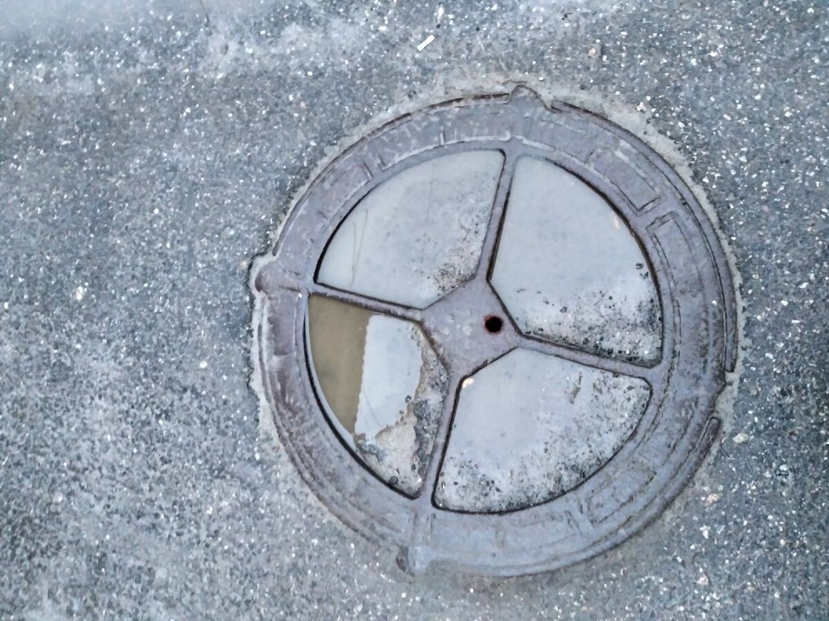 Люк на Большой Печерской. Фото Анна Сорокина для "Люблю НН". 