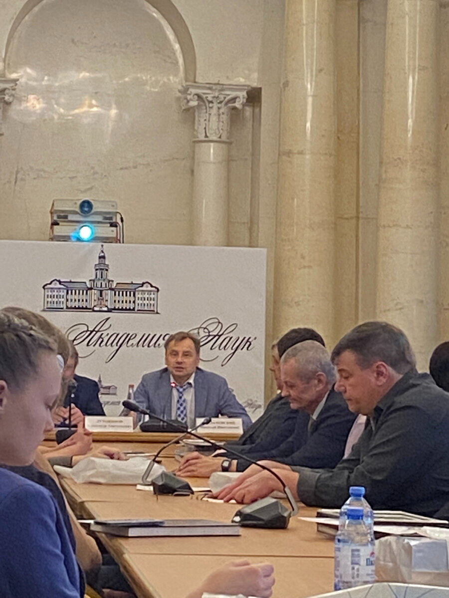 Николай Колачевский читает лекцию в президиуме РАН