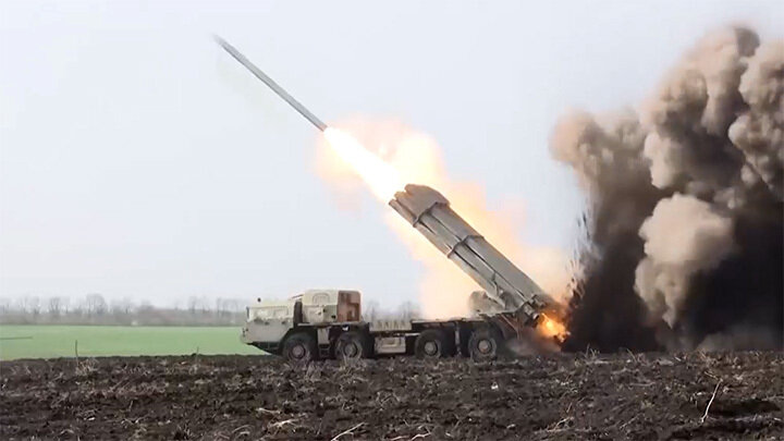 РАБОТА РАСЧЁТА РСЗО "СМЕРЧ". СКРИНШОТ КАДРА ВИДЕО МИНОБОРОНЫ РОССИИ 