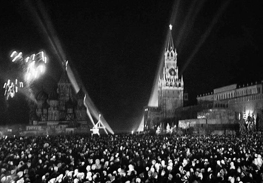 Салют в Москве 9 мая 1945 года (иллюстрация из открытых источников)