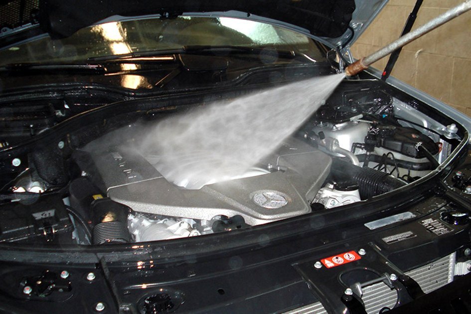 Мойка двигателя от масла. Мойка двигателя автомоб. Помыть двигатель автомобиля. Dirty and clean engine. Мойка двигателя авто.