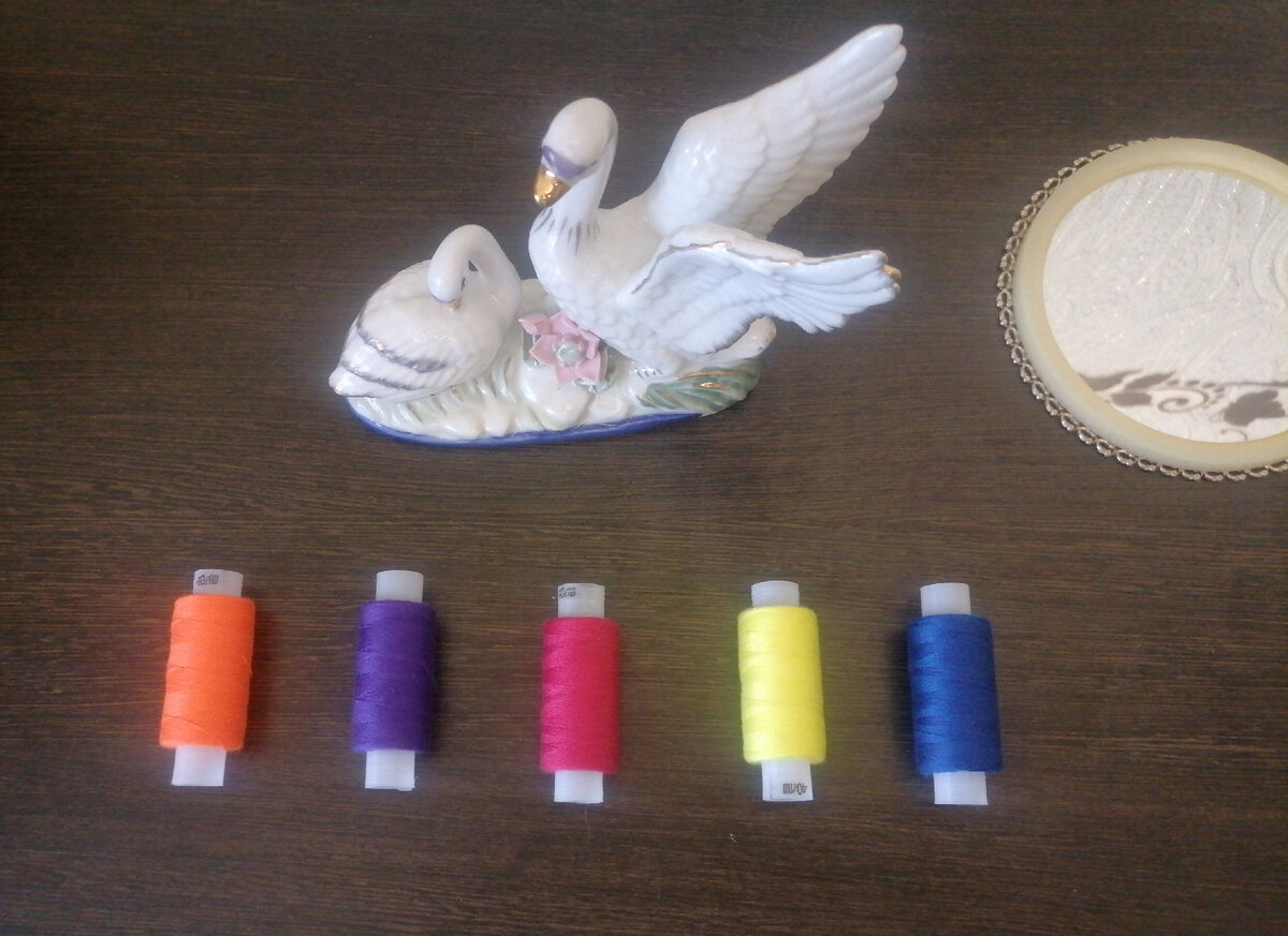 Расклад слева направо: №1  нить оранжевая, №2 нить фиолетовая, №3 нить красная, №4 нить желтая, №5 нить синяя 