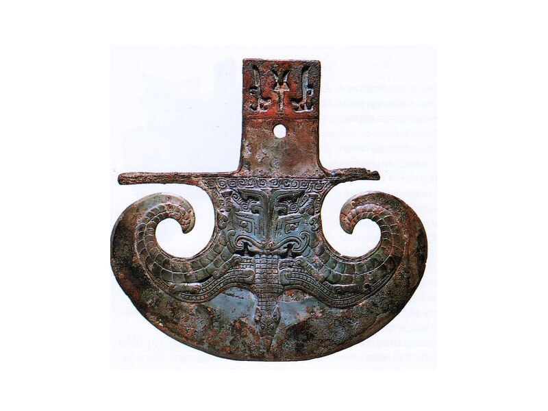 На фото: Ритуальный топор, высота 17 см, ширина 18 см. Период поздней Шан