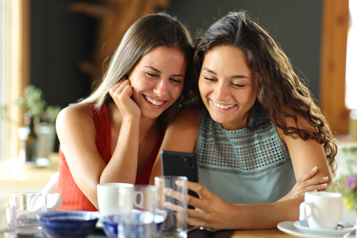    Со своего мобильного счета можно пополнить баланс другого абонента