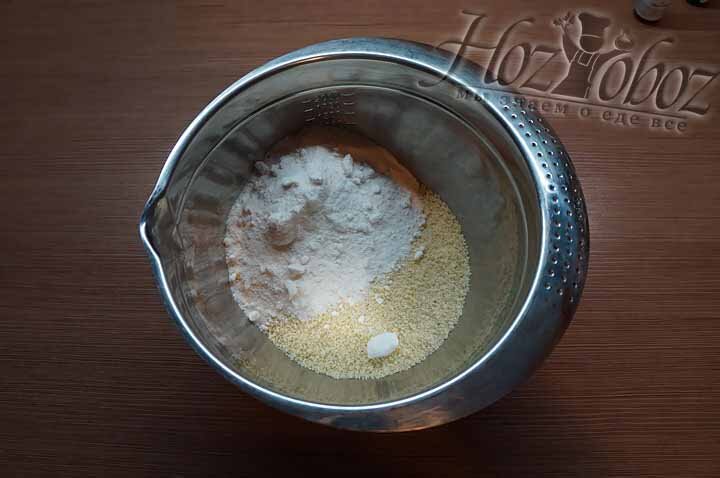 В отдельной миске соединяем сахарную пудру, миндальную муку и соль
