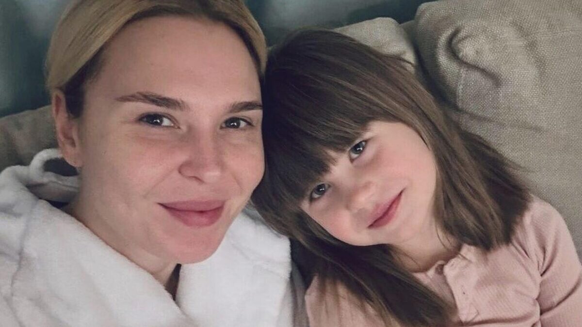 35-летняя Пелагея показала, как вместе с дочерью наряжает елку | SM ...