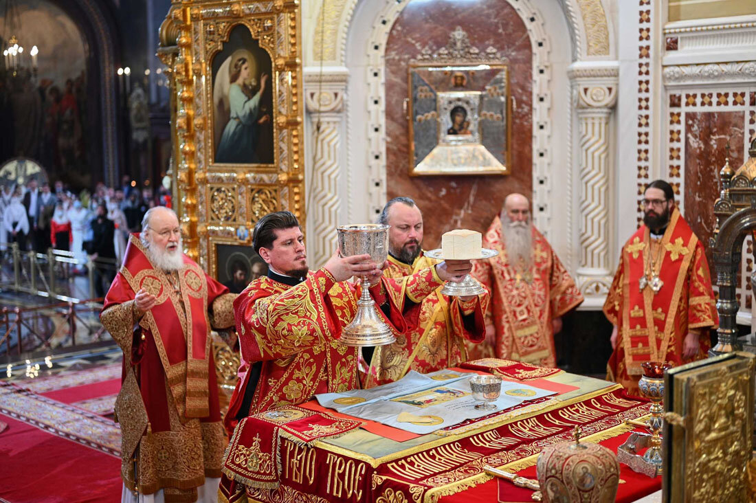 Автор и правообладатель данного изображения: https://www.центрвик.рф/ortodoxnews/patriarh-sl/v-prazdnik-svetlogo-hristova-voskresenija-svjatejshij-patriarh-kirill-vozglavil-torzhestvennoe-bogosluzhenie-v-hrame-hrista-spasitelja/