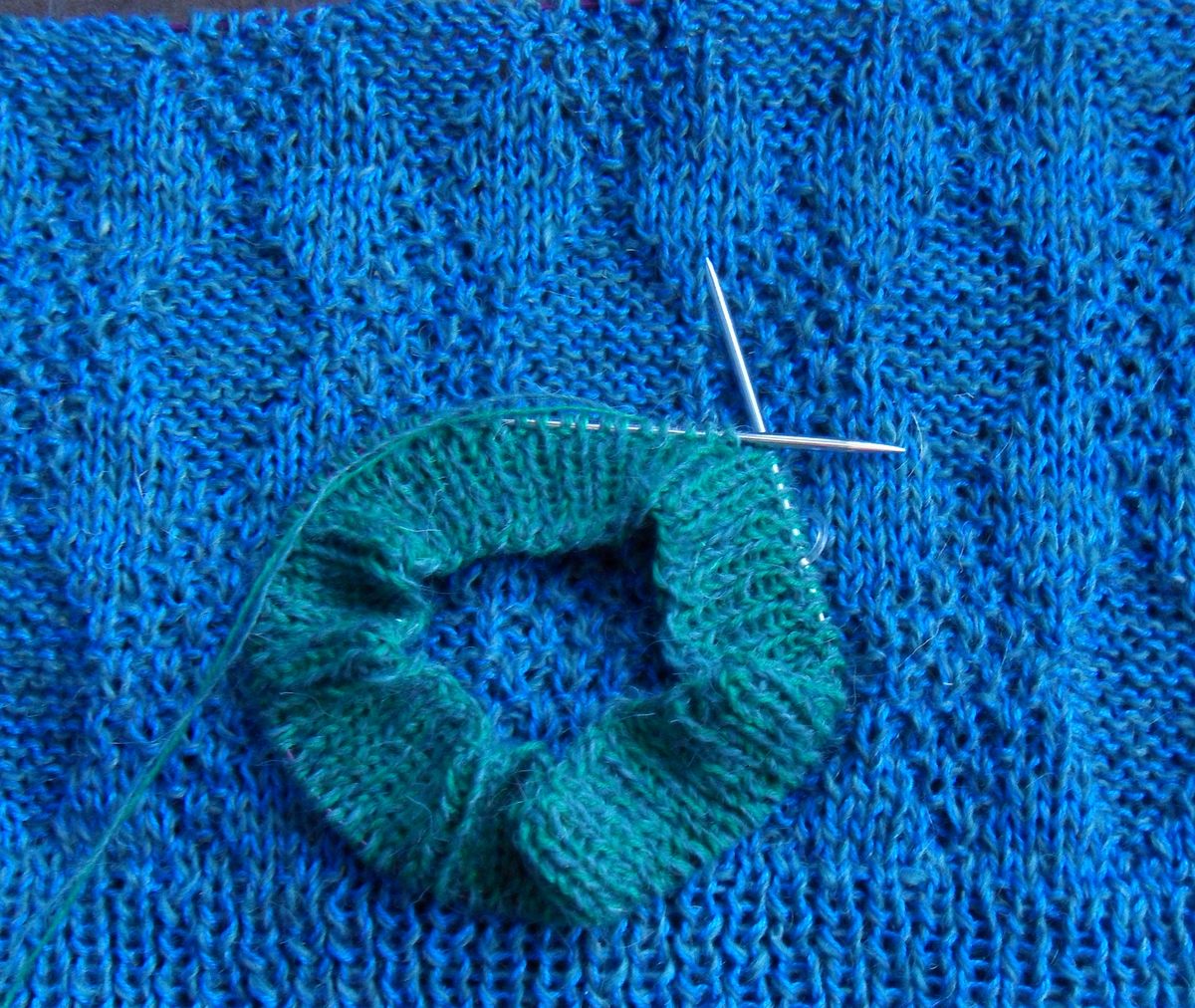 Синий фон - это жилет, зелёный - ворот свитера 