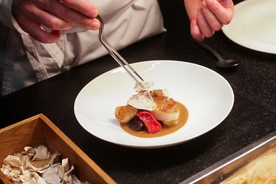    Повар декорирует блюдо на кухне ресторана ©Антон Денисов РИА Новости