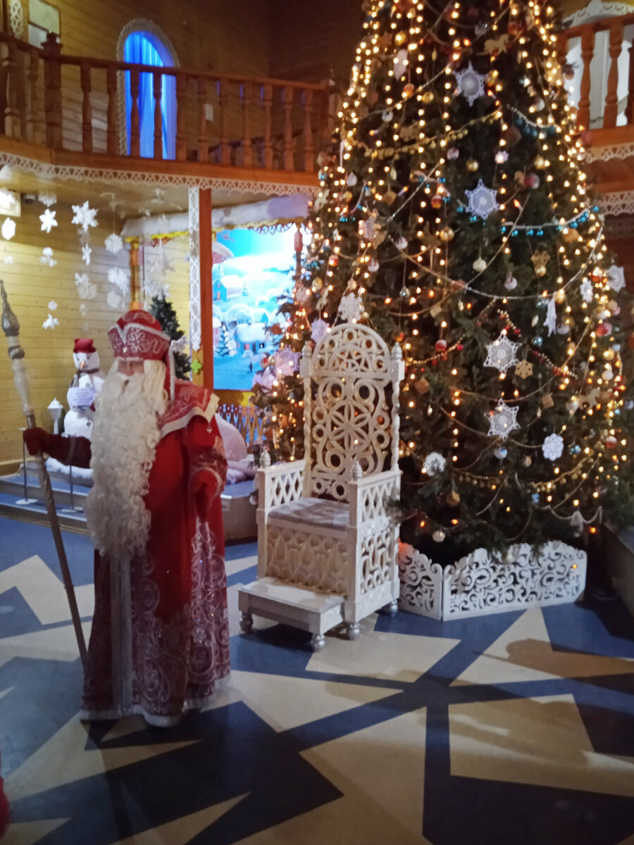 Дед Мороз встречает гостей в своём тереме. Фото автора, 26 марта 2021г.