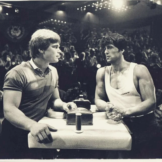 Джон Брзенк на съёмках фильма "Изо всех сил"