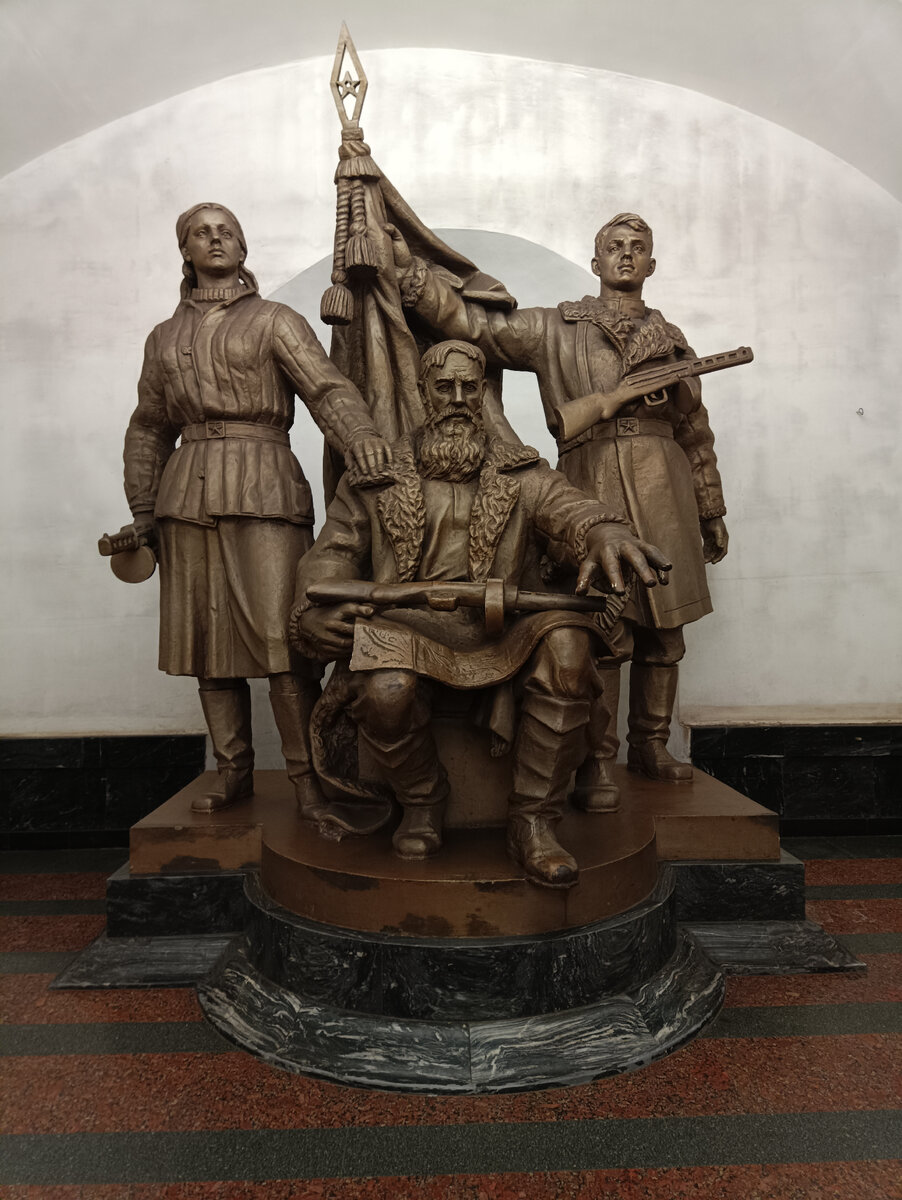 Скульптура"Белорусские партизаны".Стоит в переходе между станциями"Белорусская"зелëной(замоскворецкой) линии и коричневой(кольцевой) линии московского метрополитена. 