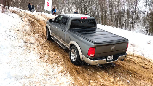 Старушка против мощного Американца. Маломощная НИВА против Dodge Ram на 425 сил