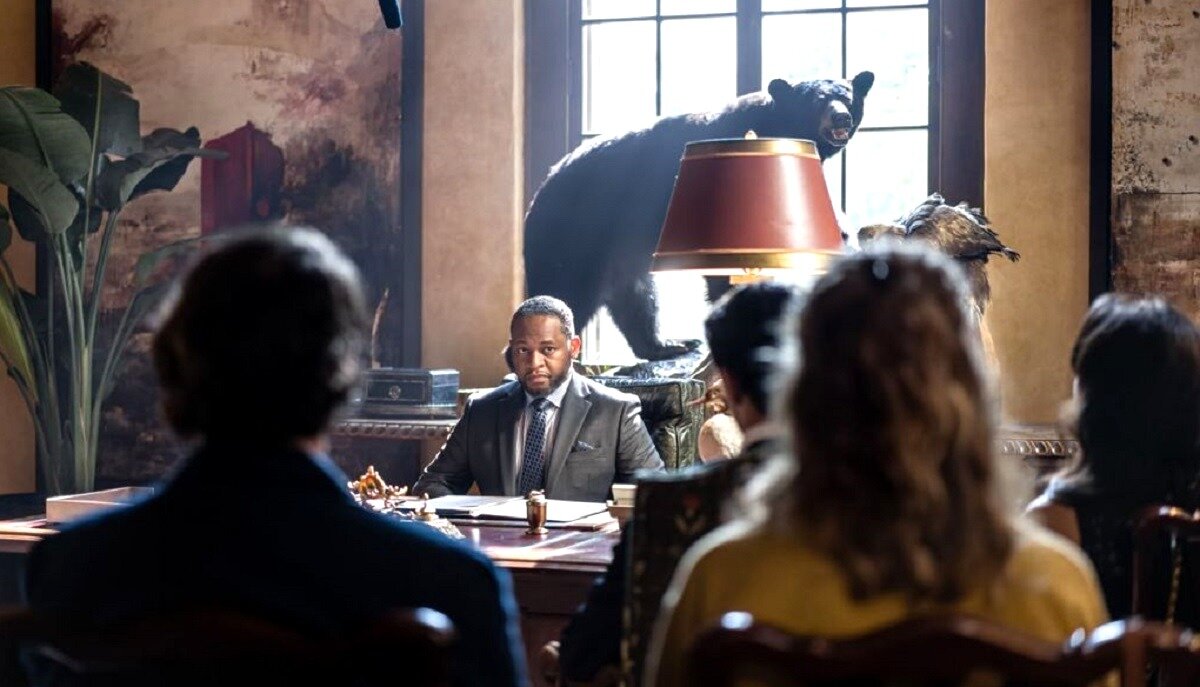 - Чего все напряглись-то? Что-то не так? А, вы из-за медведя! Да не, всё в порядке, расслабьтесь - он тут каждый день на водопой ходит. 