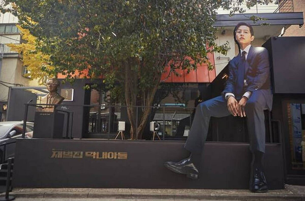  Дорама "Младший сын семьи чеболей" вышла в 2022 году и сразу набрала невероятную популярность. Даже некоторые корейские кафе делали двухметровые постеры Со Джун Ки.-2