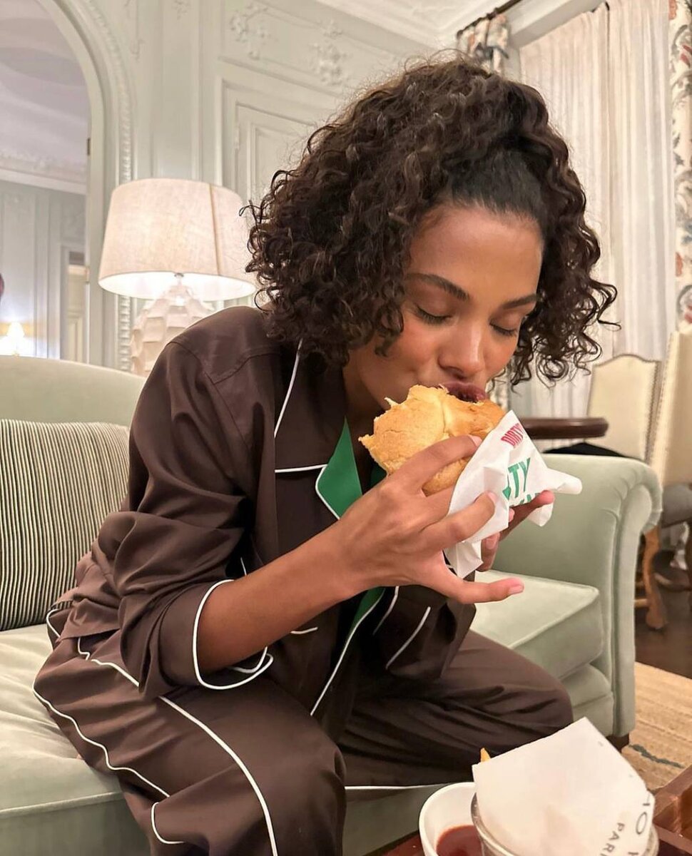    Тина КунакиСоцсети