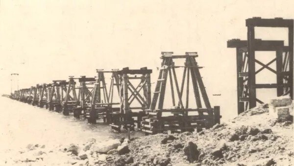 Блоки промежуточных опор Керченского моста. 1944 г.