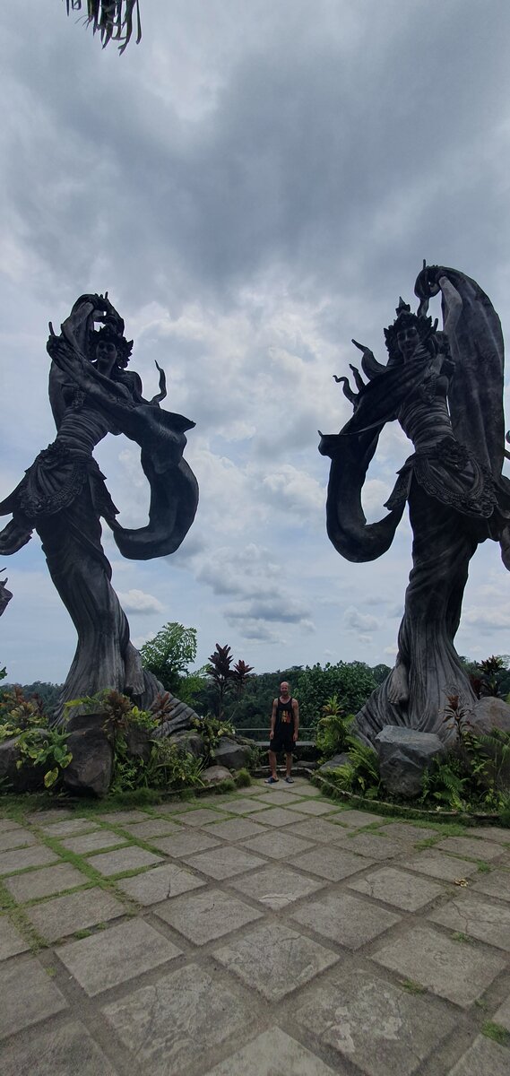 Статуи - великаны в самом центре Бали.