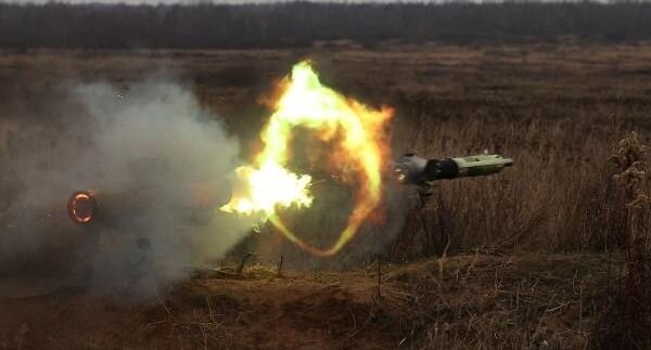 Военнослужащий проводит боевые стрельбы из ПТРК «Фагот»📷
