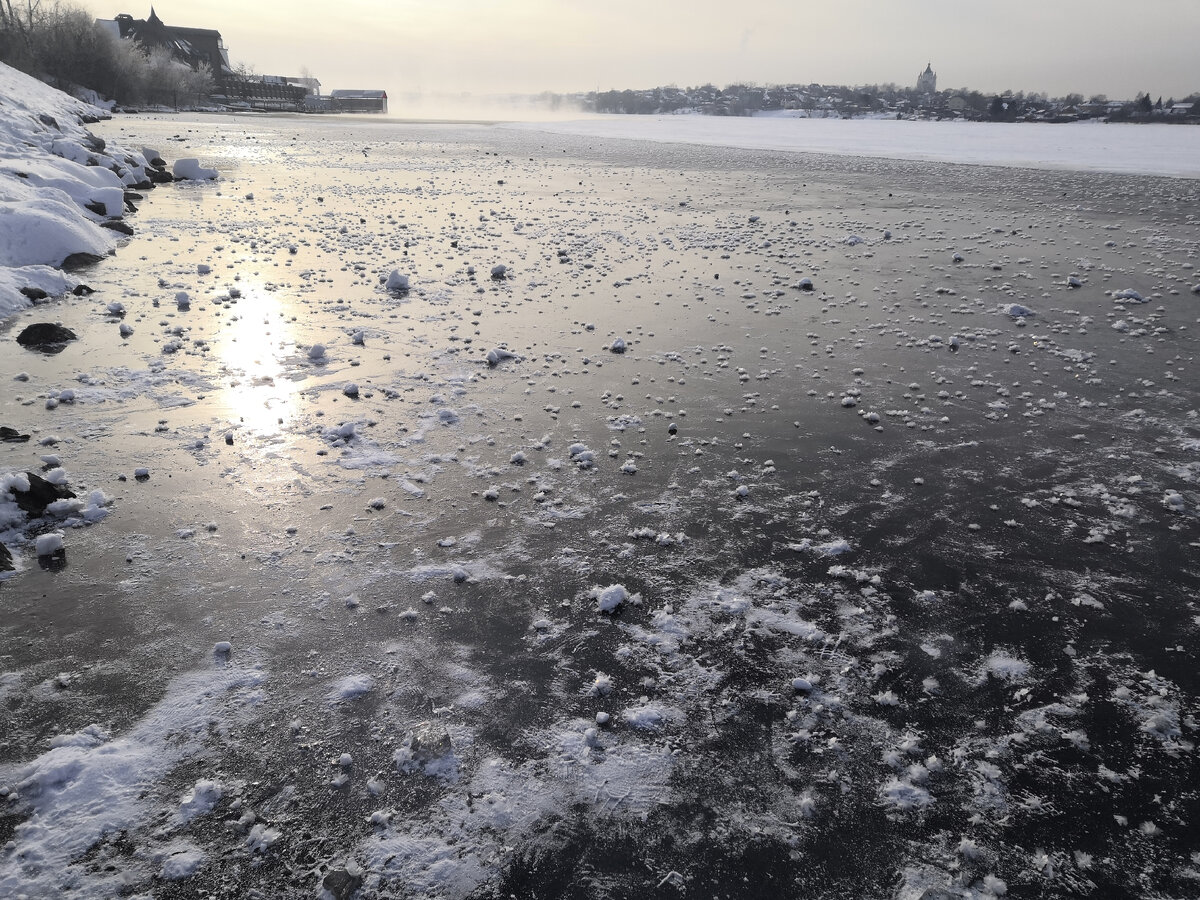 На прогулке дошла до местного "Байкала". Лед очень ровно застыл, можно на коньках кататься🙂