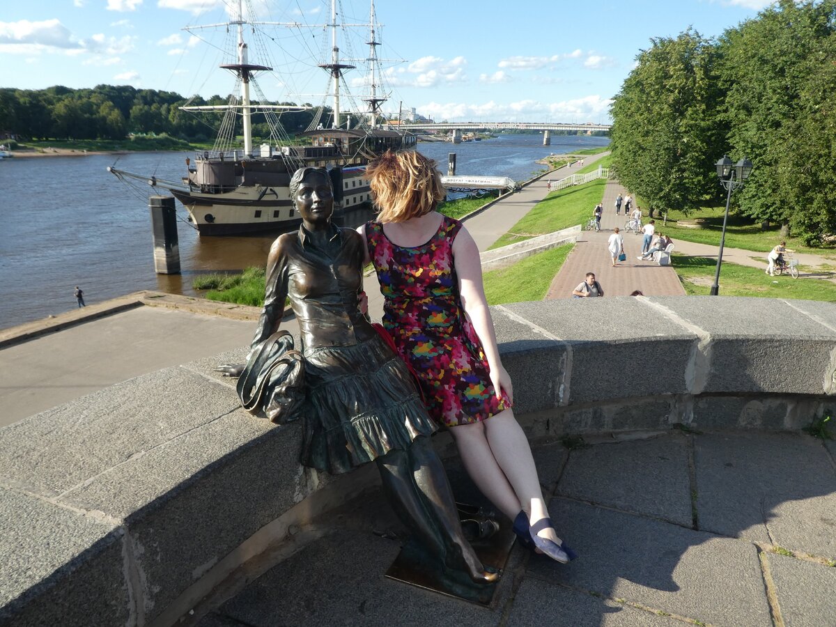 Вон, в Великом Новгороде туристке даже памятник поставили (она слева!), а честные девицы всё стесняются, будто быть туристкой - это что-то неприличное! 