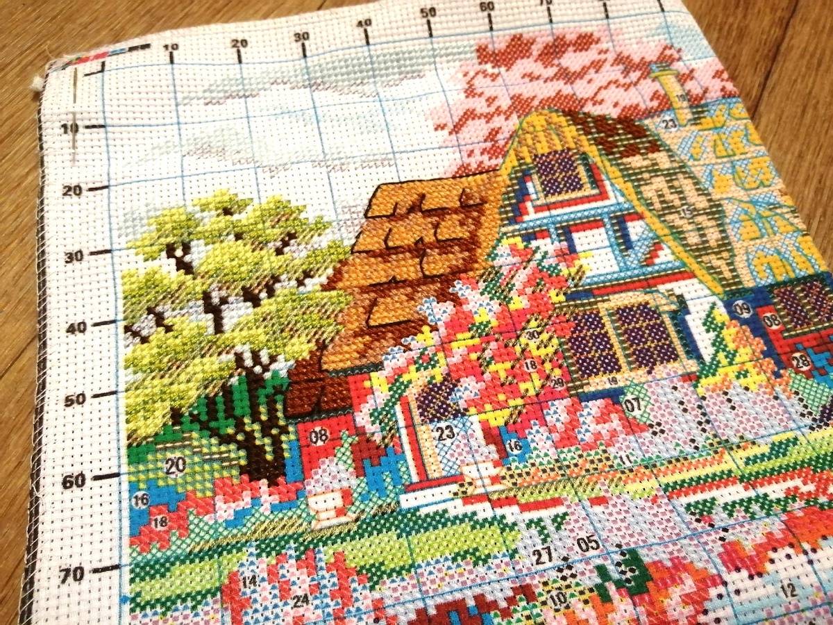 Было вышито дерево и часть крыши