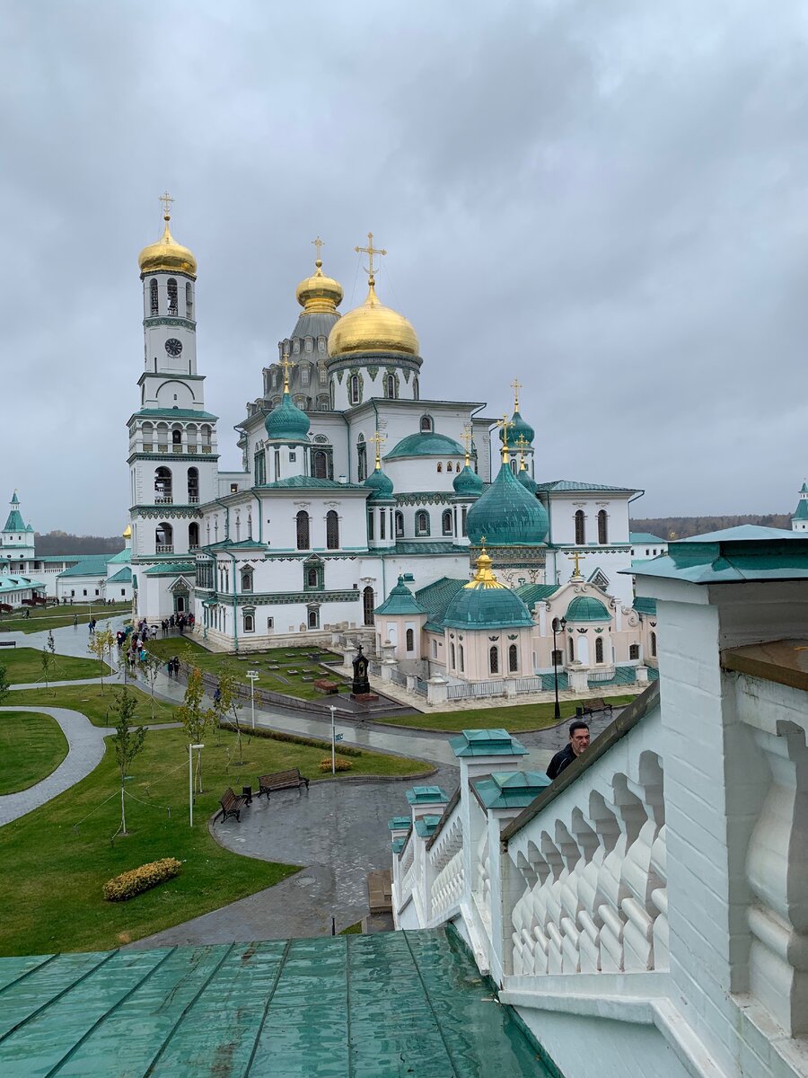 Когда я вдруг полностью увидел эту красоту, то несколько минут вообще ни о чем не думал, просто смотрел, испытывая удовольствие. И не страшно, что кому-то этот собор может вовсе не показаться прекрасным. Значит, его взгляд зацепит что-то другое