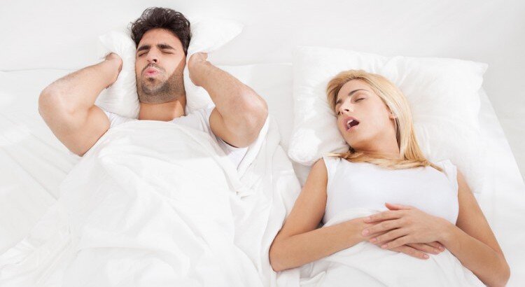 Психолог объяснил, почему люди разговаривают во сне