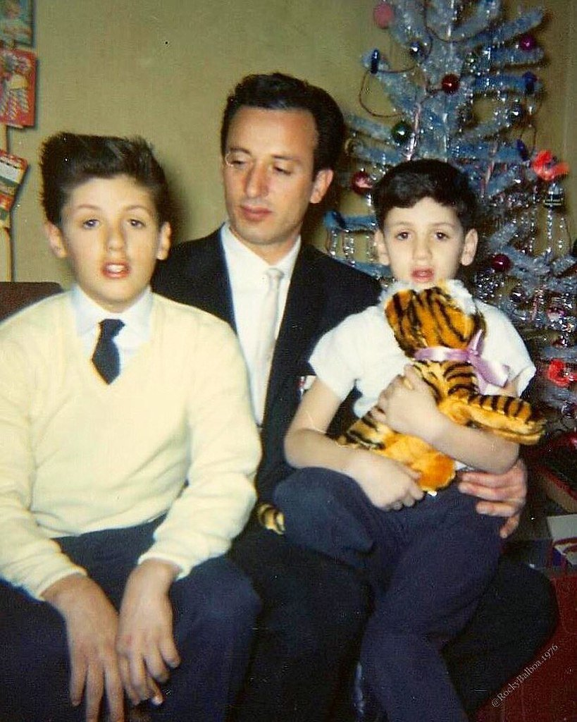 Сталлоне в детстве. Сильвестр Сталлоне в детстве. Сталлоне в детстве фото. Сильвестр Сталлоне детские фотографии. Фотографии Сильвестра Сталлоне в детстве