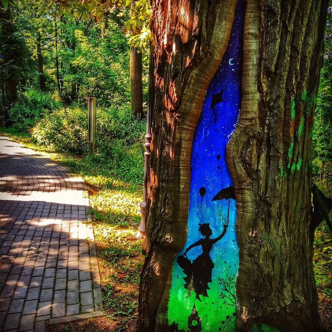 Рисунки идеально вписываются в ландшафт парка