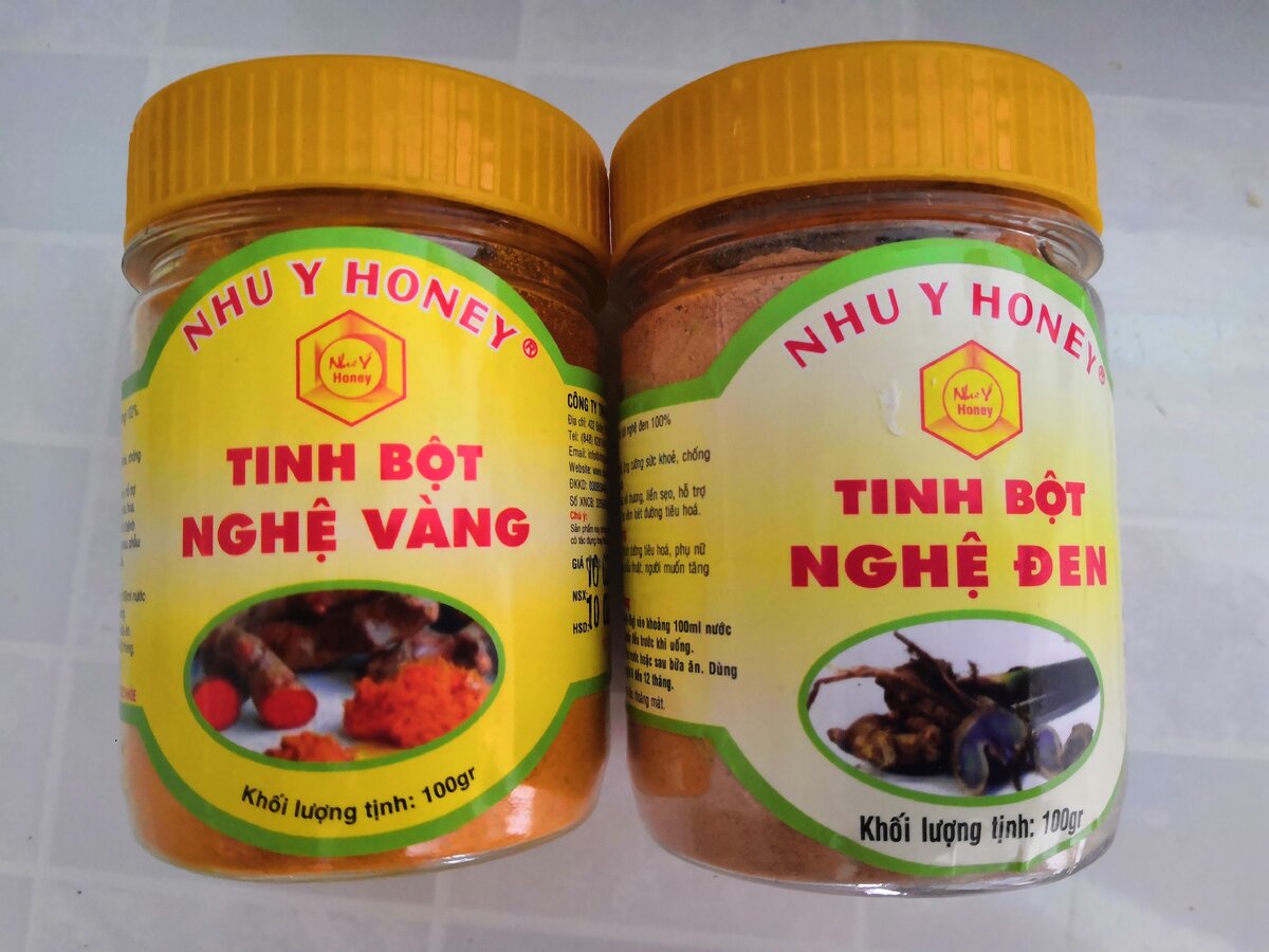 Мои банки с куркумой (слева желтая, справа чёрная)