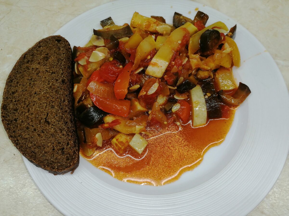 Очень вкусное, пряное и в меру острое овощное рагу! Обожаю готовить его на гарнир или просто, как отдельное блюдо для легкого ужина. Главное — готовится просто, а получается божественно. 