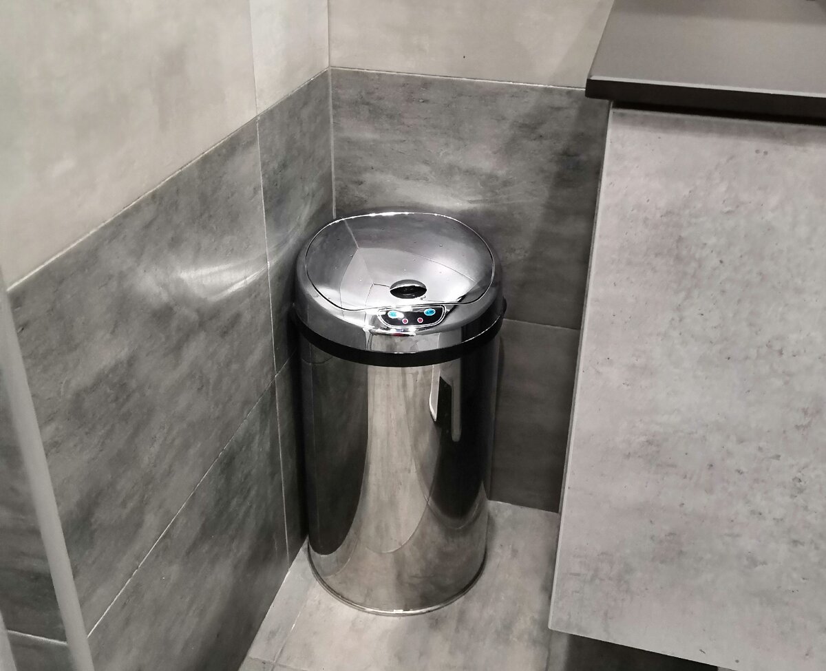 Притаилась и поблескивает.