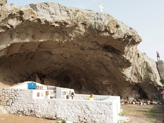 Без крыши над головой: древняя церковь, построенная в пещере на вершине горы