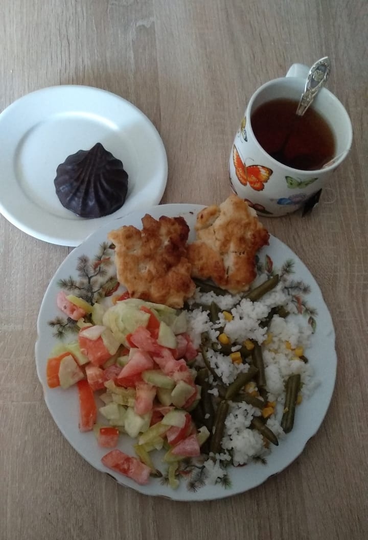 Рис с овощами, салат со сметанкой и куриные растрепки.Чай с зефиркой. 