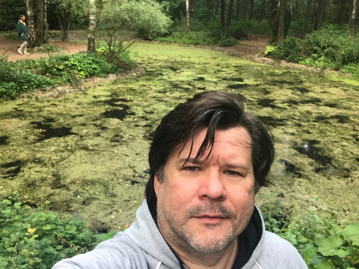 Автор. Смотрит на Сатанинскую Матрицу как на <врага>.