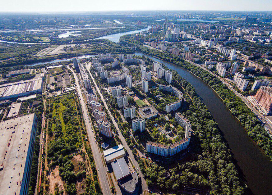 Вид на Филевскую пойму. Заметна бывшая взлетно-посадочная полоса! Листайте галерею. Фото: lupmup.ru