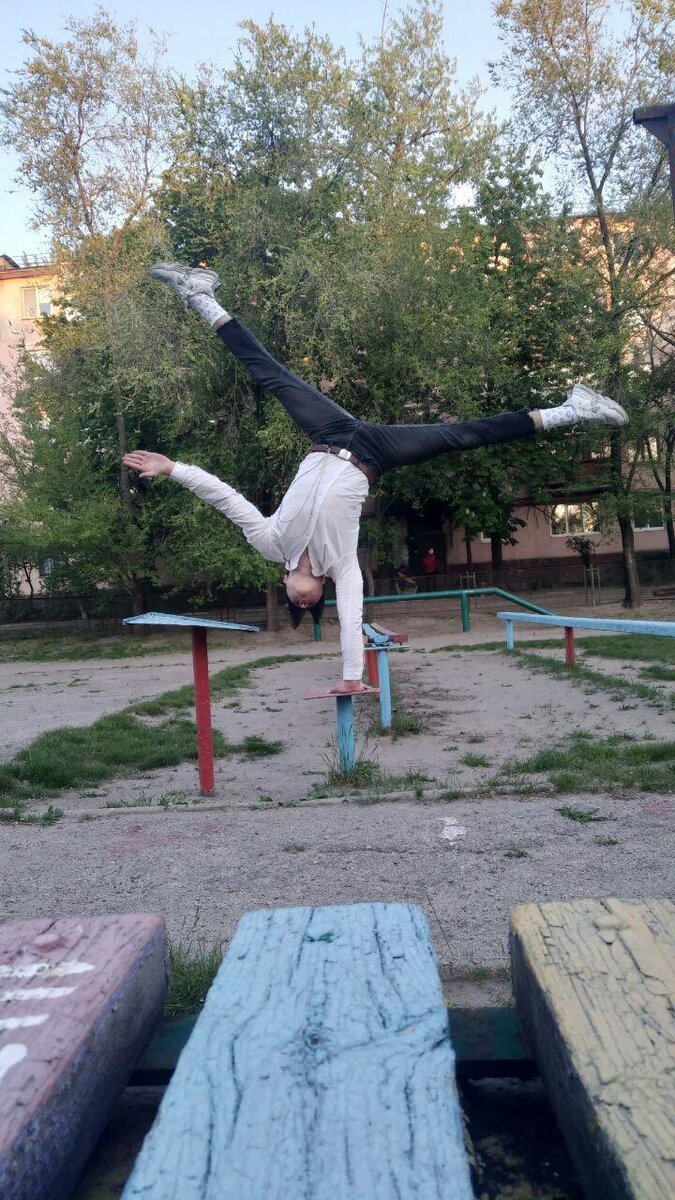 Стойка на одной руке