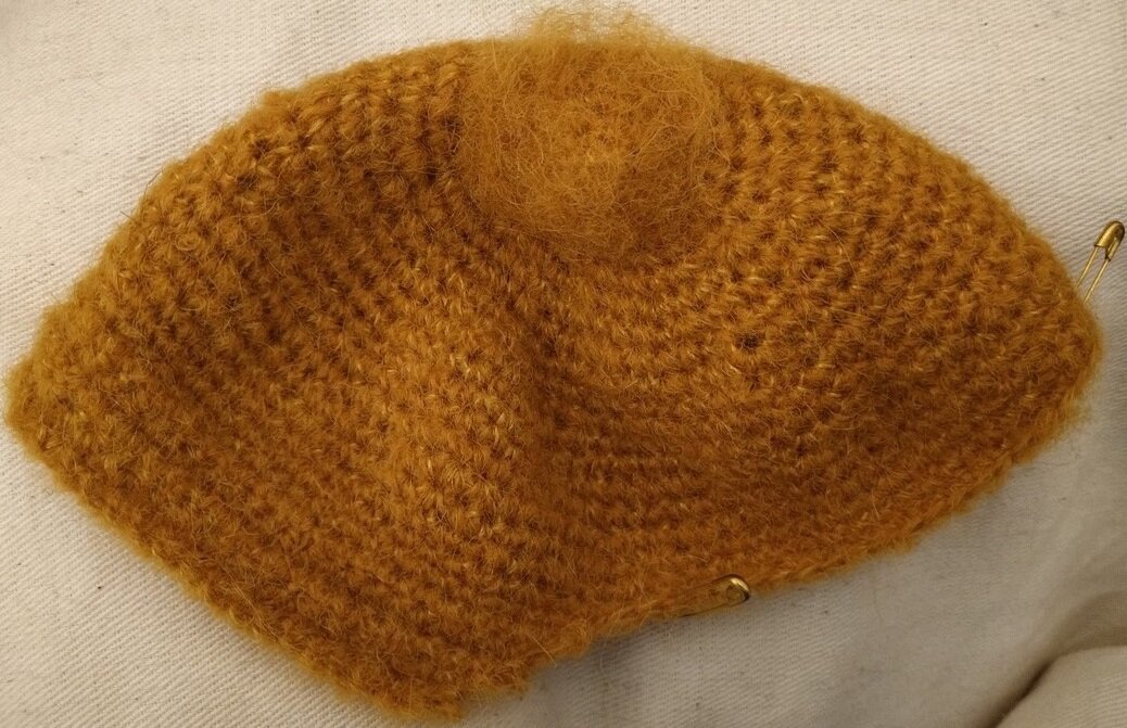 пушистость в центре - проверка на возможность использовать этот метод и эту пряжу для волос. булавками отмечены середина лба и уши. это нужно было,  чтобы сзади нормально опустить волосы к шее и не подгонять каждый раз расположение на голове.