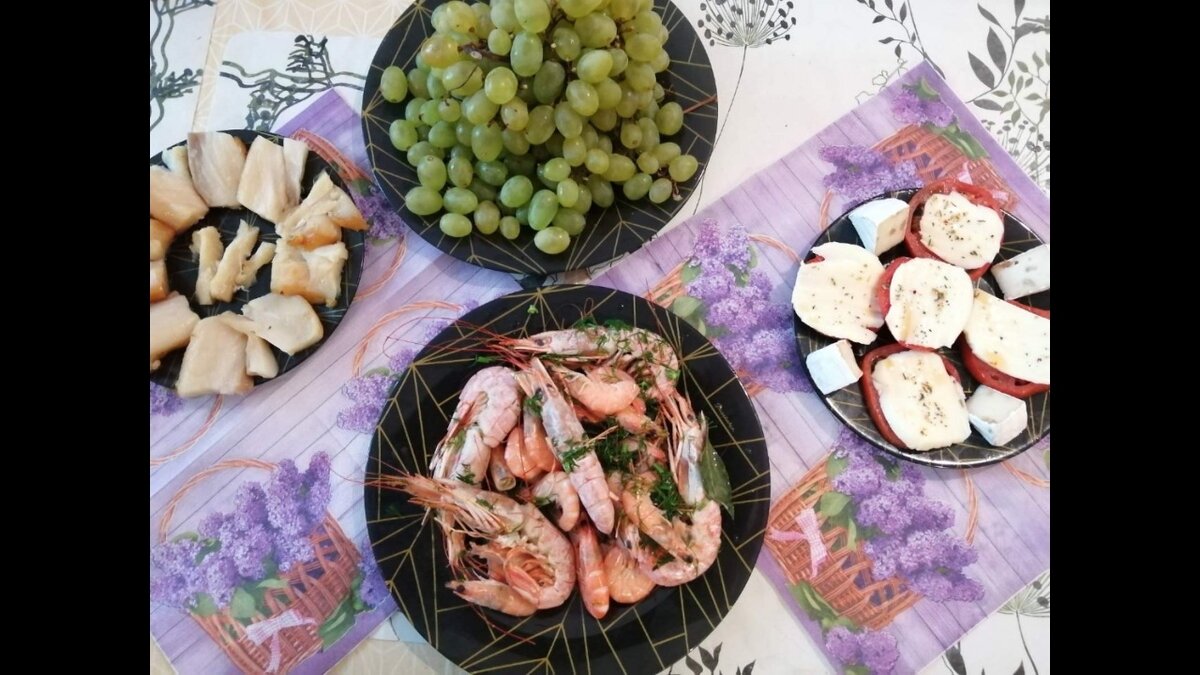 Масляная рыбка и креветки - отличный обед.