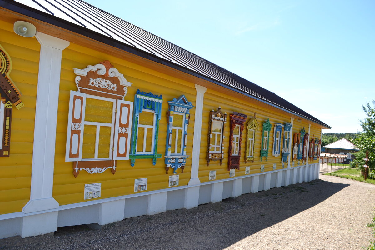 Одна из аллей Русского Парка, посвященная наличникам