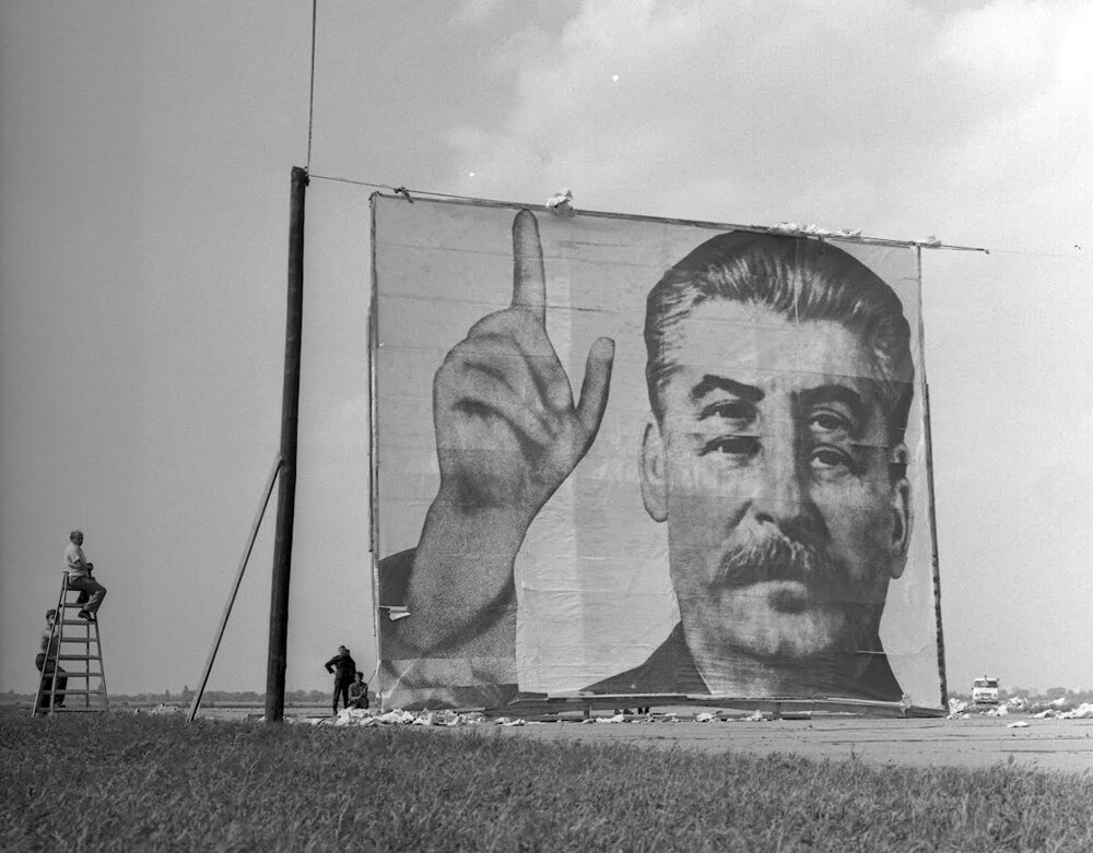 Кадр из фильма ".Руки вверх!" с четырехглазым Сталиным (1981.)