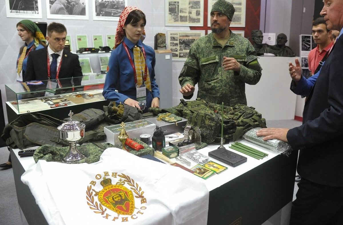 Церковная утварь и полевая форма священника на выставке вооружения на VI международном военно-техническом форуме «Армия-2020»