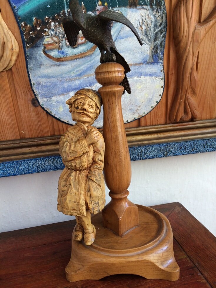 работа автора 
Сразу прошу меня простить и быть снисходительными к моим шестидесяти. Сам чую за углом урода по имени Маразм. Ну, разве нормальный гражданин сможет лет пять не смотреть любимый ящик с парадами и праздниками. А не любить того, которого все любят и всего лишь за то, что в самой богатой природными ресурсами стране, нет денег на лечение смертельно больных детей. Такой пустяк. Зато, какие подлодки! Залп и врагов нет. А, они же, гады, повсюду. Поэтому следите за моей еле уловимой логикой. Пятнадцать лет чурбанчик из самшита ждал своего часа. И, дождался. Хотел, как и полагается папе Карло, выстругать Буратино, а получился Обломов. Ну, тот, который в романе Гончарова. Это основной элемент будущей композиции. Смотрю, и неожиданно прихожу к выводу. Так это же собирательный образ ялтинской интеллигенции. В принципе, неплохие, тихие и безобидные ребята. Интеллигенция. Социальная группа лиц, профессионально занимающихся умственным — преимущественно сложным и творческим — трудом, развитием и распространением образования и культуры и отличающихся высотой духовно-нравственных устремлений... Толковый словарь Ефремовой. Оно - то так теоретически, а практически, как говорил тот же Обломов - Все думают только о том — как жить, а зачем — никто не хочет думать. Есть в Ялте и поэты, и писатели, И, хорошие и плохие. Музыканты, художники и даже музейные работники. Если бы Чехов знал, скольких ялтинцев осчастливил работой за свои шесть лет пребывания в нашем городе. Как десятки лет скрупулезно изучают его несколько произведений, написанных в ялтинском доме. Тысячи семинаров и миллионы банальных слов восхищения, то написал бы не одно сатирическое произведение, посвященное армии своих музейщиков. Впрочем, я не против. Одним писать, другим на этом зарабатывать. Вот, видите, алгоритм повествования, напоминает писание быка. Что поделаешь, возраст. Это я к тому, что объединяет Обломова и ялтинских интеллигентов. Беззубость и эгоцентризм. Я, за свои шестьдесят четыре, из которых тридцать были, более ли менее, разумных, не помню, чтобы местная интеллигенция боролась за воспетый в своих же произведениях и фотографиях, город. Понимаю, восхищаться в стихах и картинах, намного проще. Особенно ахать на закаты и восходы. Чем не Обломовщина? Правда, Обломов и стихами себя не утруждал. Но, зато был уверен в истинности своей философии и словоблудстве. Примерно, как мой знакомый местный интеллигент. На мой вопрос – Саша, хватит водку пить, присоединяйся к инициативной группе по борьбе за создания школы и садика в 10 и 11 микрорайонах, Ты же там живешь. И внучка подрастает. Саша отвечает – Меня эти обывательские забавы не интересны. Вот, если создать группу по созданию в городе банка глубокой заморозки сперматозоидов и материалов содержащих ДНК, я готов. Как прекрасно возродиться в будущем. В холодильнике уже год храню образцы, как первые, так и вторые. Ну, как ему вдолбить, что ты по жизни уже никому не нужен со своими картинами, а после тем более. Спасибо мату. Реально, расслабляет. Чем не Обломов? Как там у сатирика – поэта Иванова об интеллигентах

Встречных не пугаю,
Редко матерюсь,
Громко не рыгаю,
На пол не сморкнусь.

Короче, ребята, ялтинские обломовы, вы уже прокакали в городе всё что можно. Все пространство в бетоне. Ну, какое к вам уважение? Я, хотя не интеллигент, но бывает, не живота ради, разгоняюсь и головой о железобетонную стену с надписью Ялтинская культура, бац! Искры. Но смотришь, кусочек и отвалился. Да и стене не комфортно, когда её дятел долбит. Все пошел, спать. Где там кот? Извините. Не со зла. Впрочем, мне шестьдесят и все по барабану.

