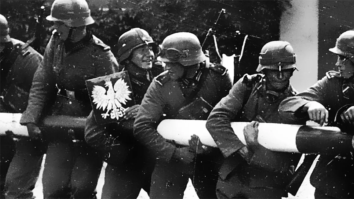 Войска вермахта ломают пограничный шлагбаум Польши