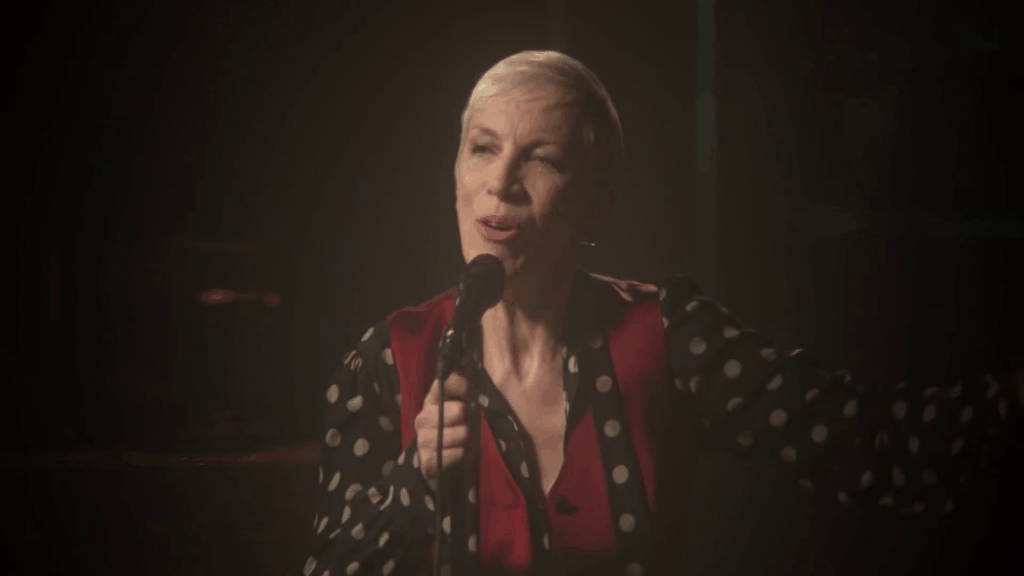 Annie Lennox - I Put A Spell On You. Кадр взят с ютуб, канал Annie Lennox .