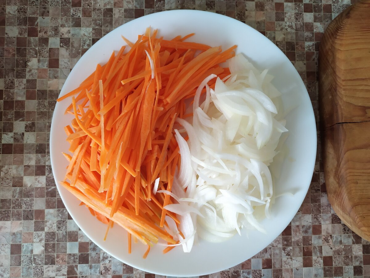 Лук и морковь нарезаем тонкой соломкой, баклажан и кабачок - то же самое.